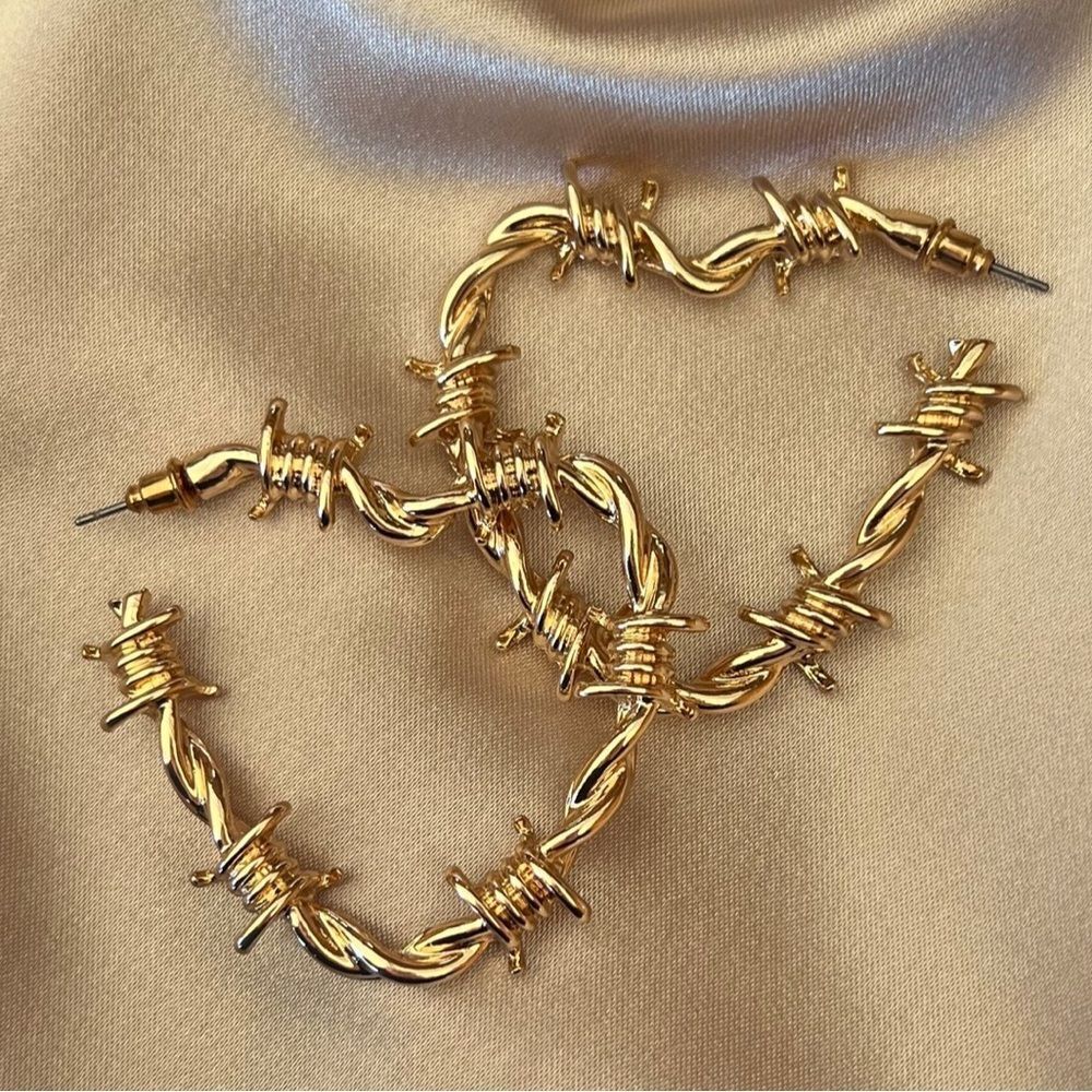 Heart Wire Hoop Earrings M487